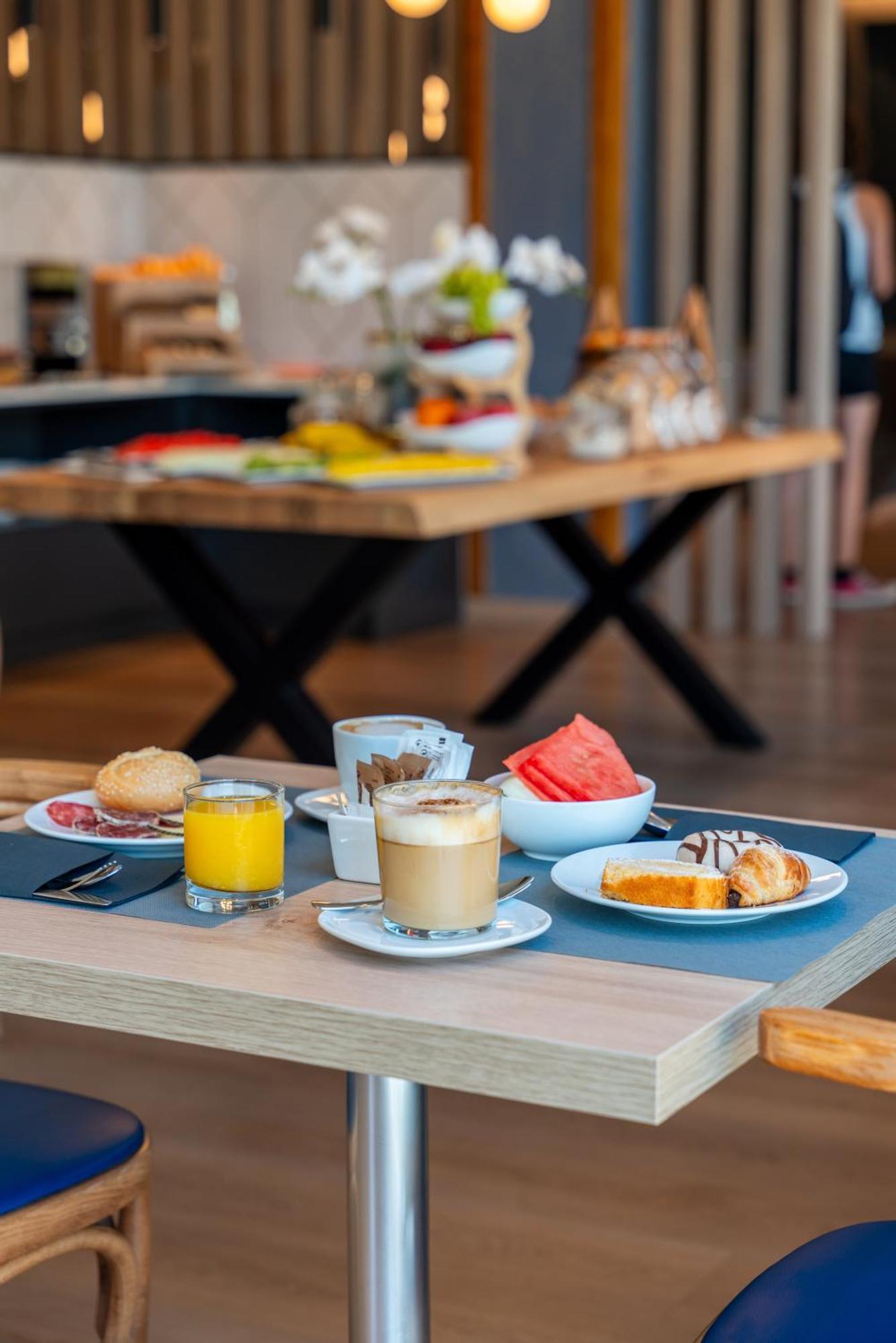 Hotel J. Balmes Вик Екстериор снимка
