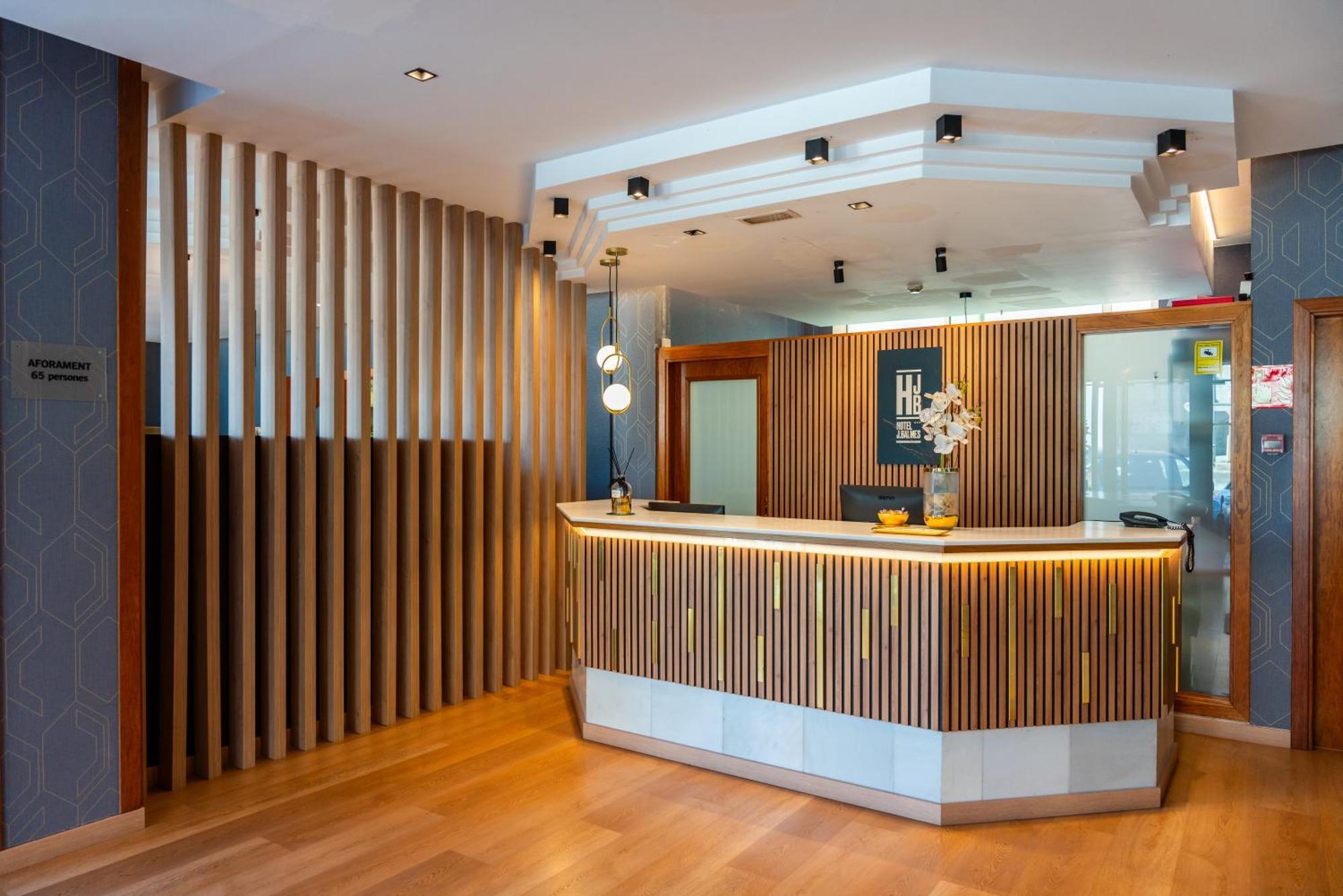 Hotel J. Balmes Вик Екстериор снимка