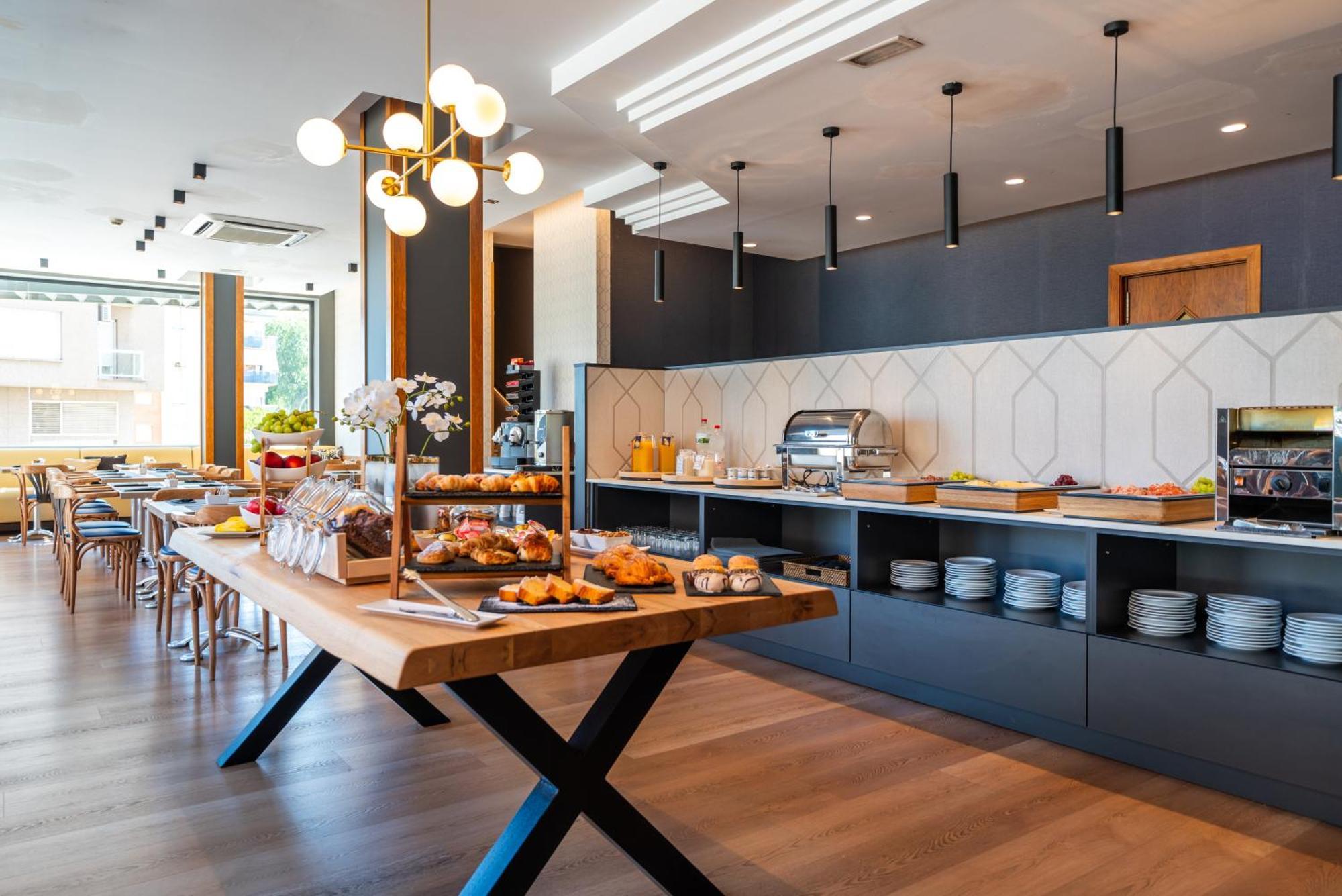 Hotel J. Balmes Вик Екстериор снимка