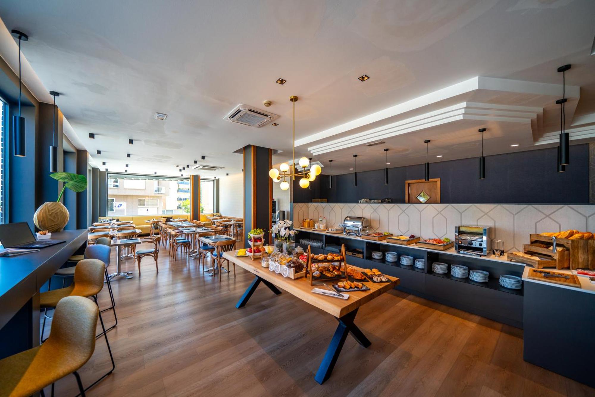 Hotel J. Balmes Вик Екстериор снимка