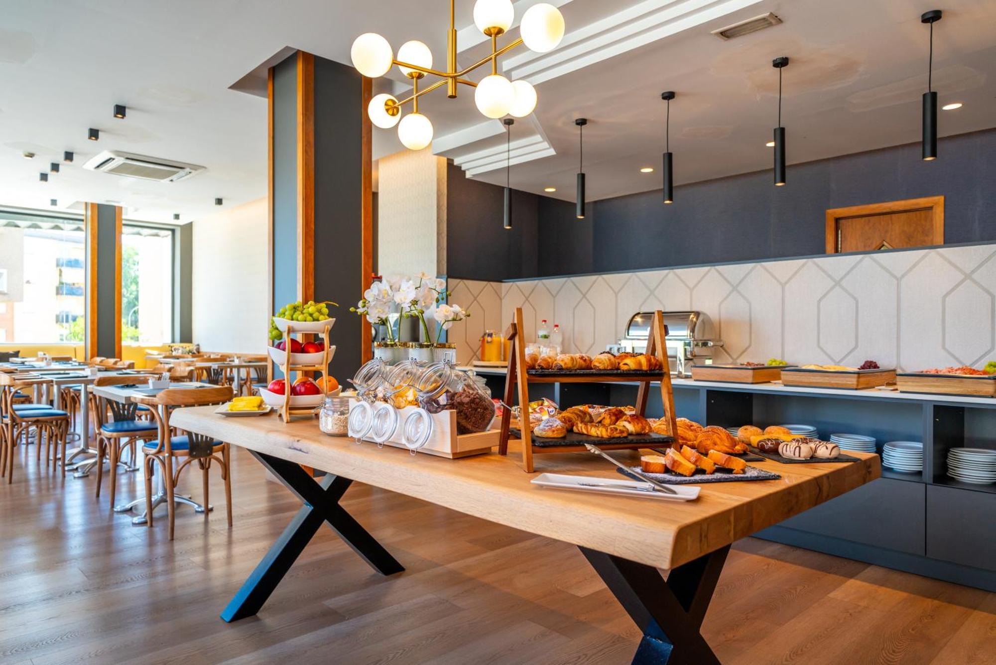 Hotel J. Balmes Вик Екстериор снимка