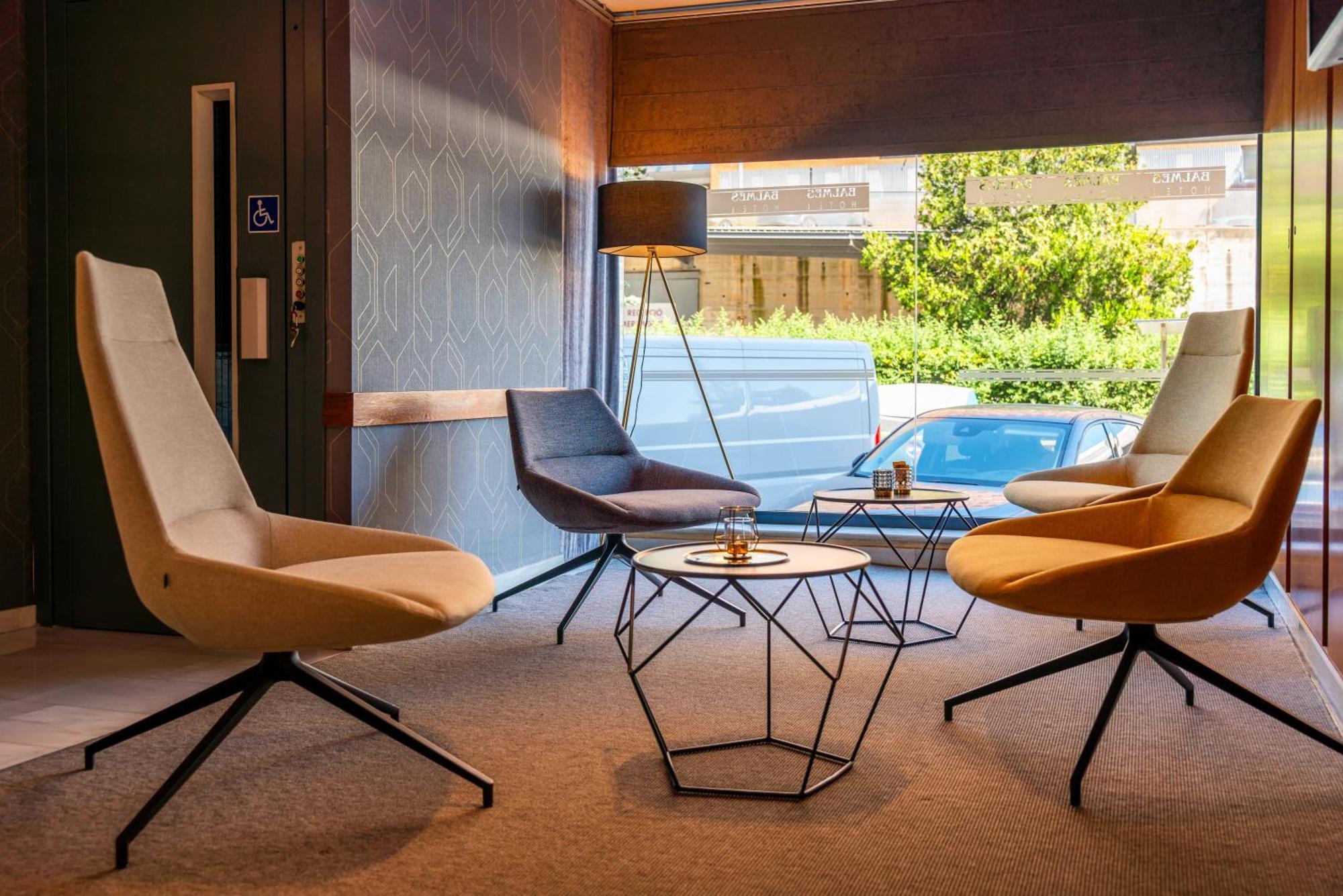 Hotel J. Balmes Вик Екстериор снимка