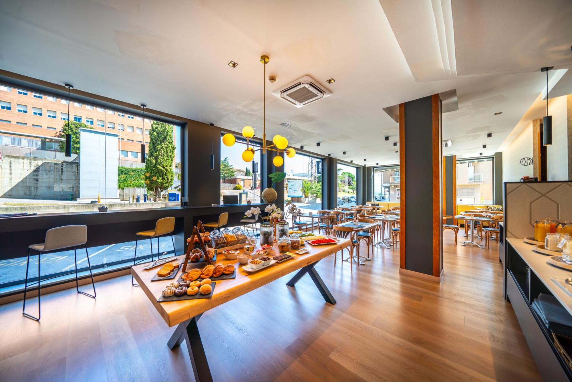 Hotel J. Balmes Вик Екстериор снимка