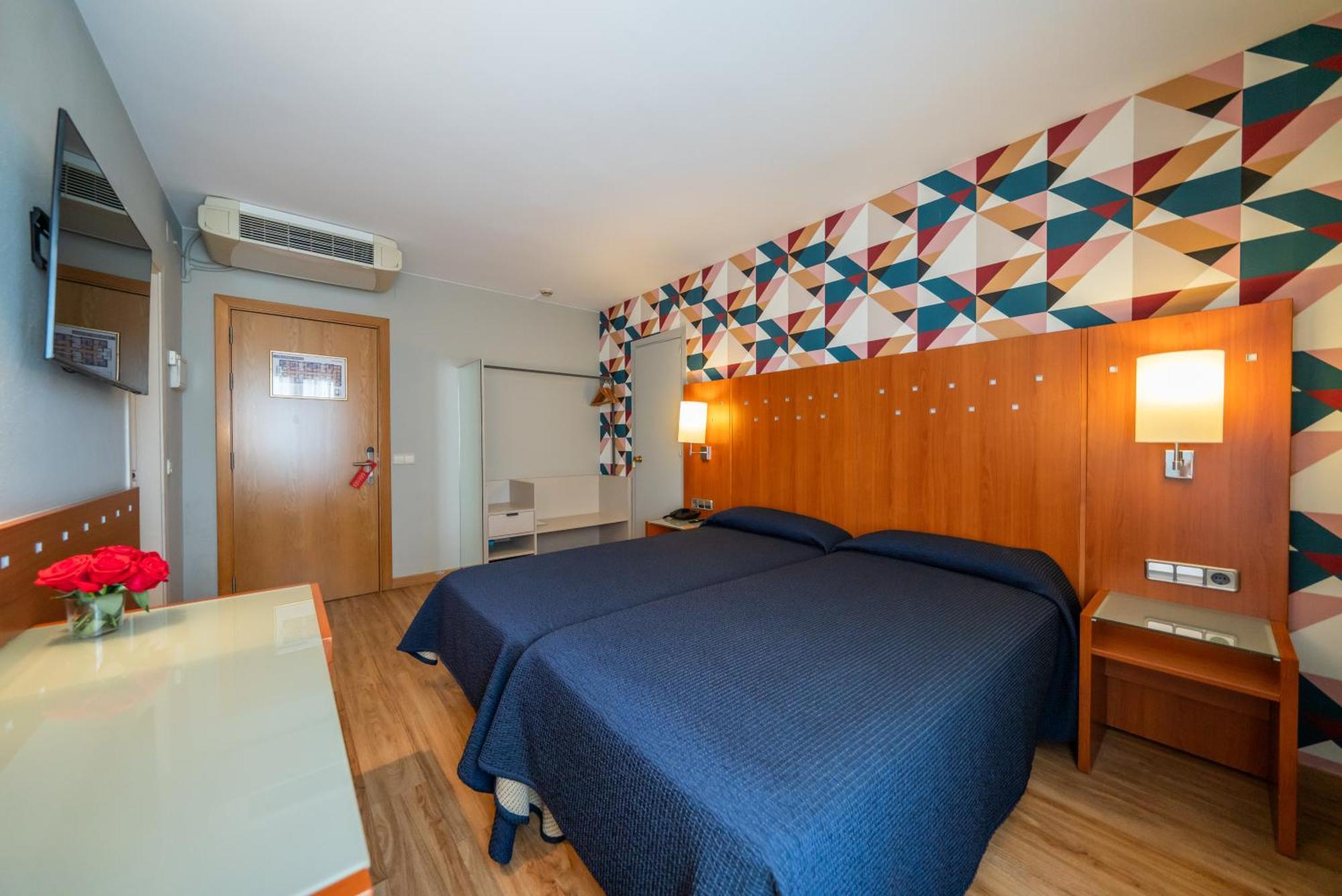 Hotel J. Balmes Вик Екстериор снимка