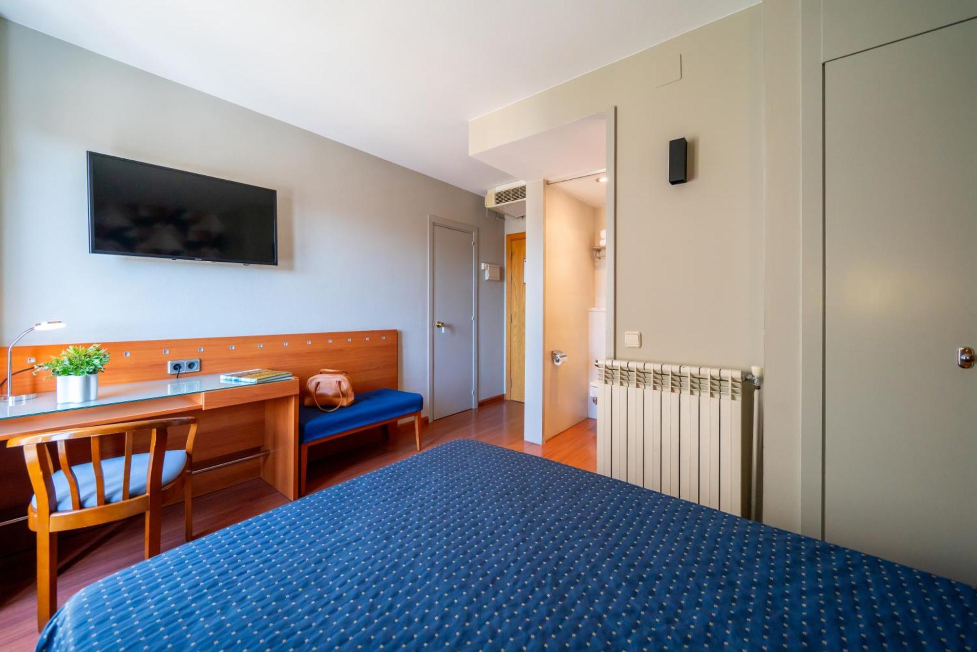 Hotel J. Balmes Вик Екстериор снимка