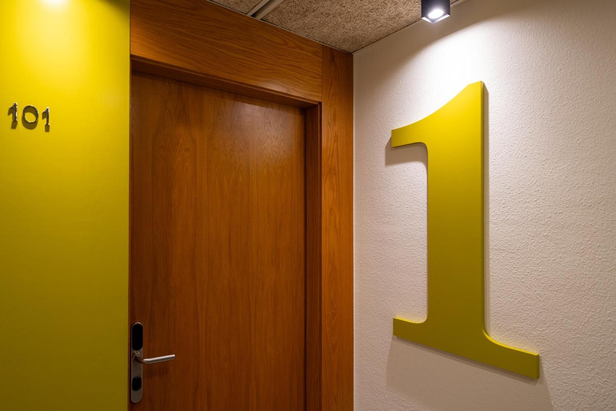 Hotel J. Balmes Вик Екстериор снимка