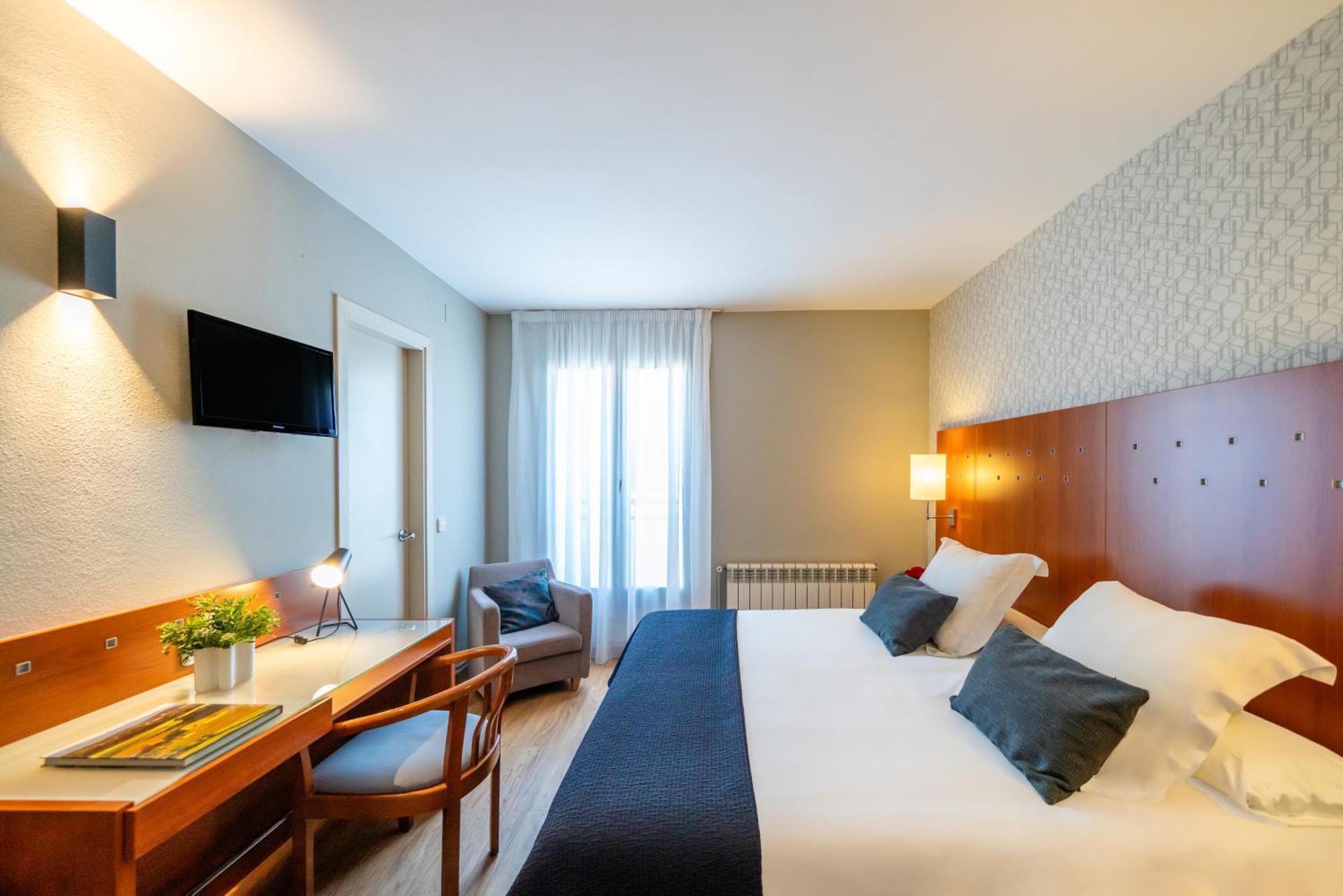 Hotel J. Balmes Вик Екстериор снимка