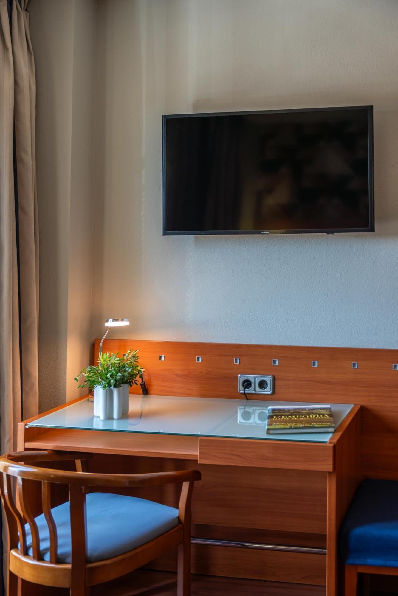 Hotel J. Balmes Вик Екстериор снимка