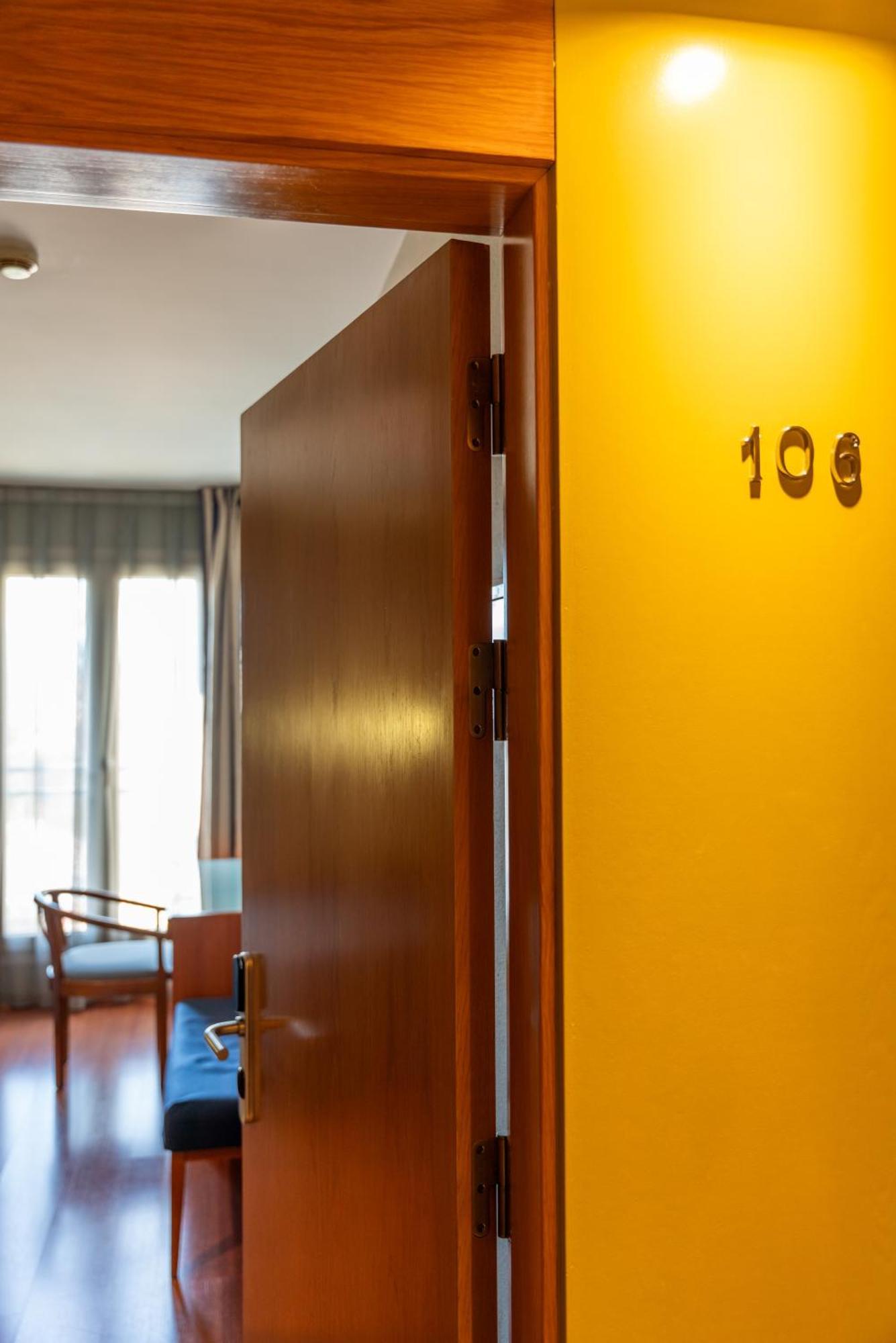 Hotel J. Balmes Вик Екстериор снимка