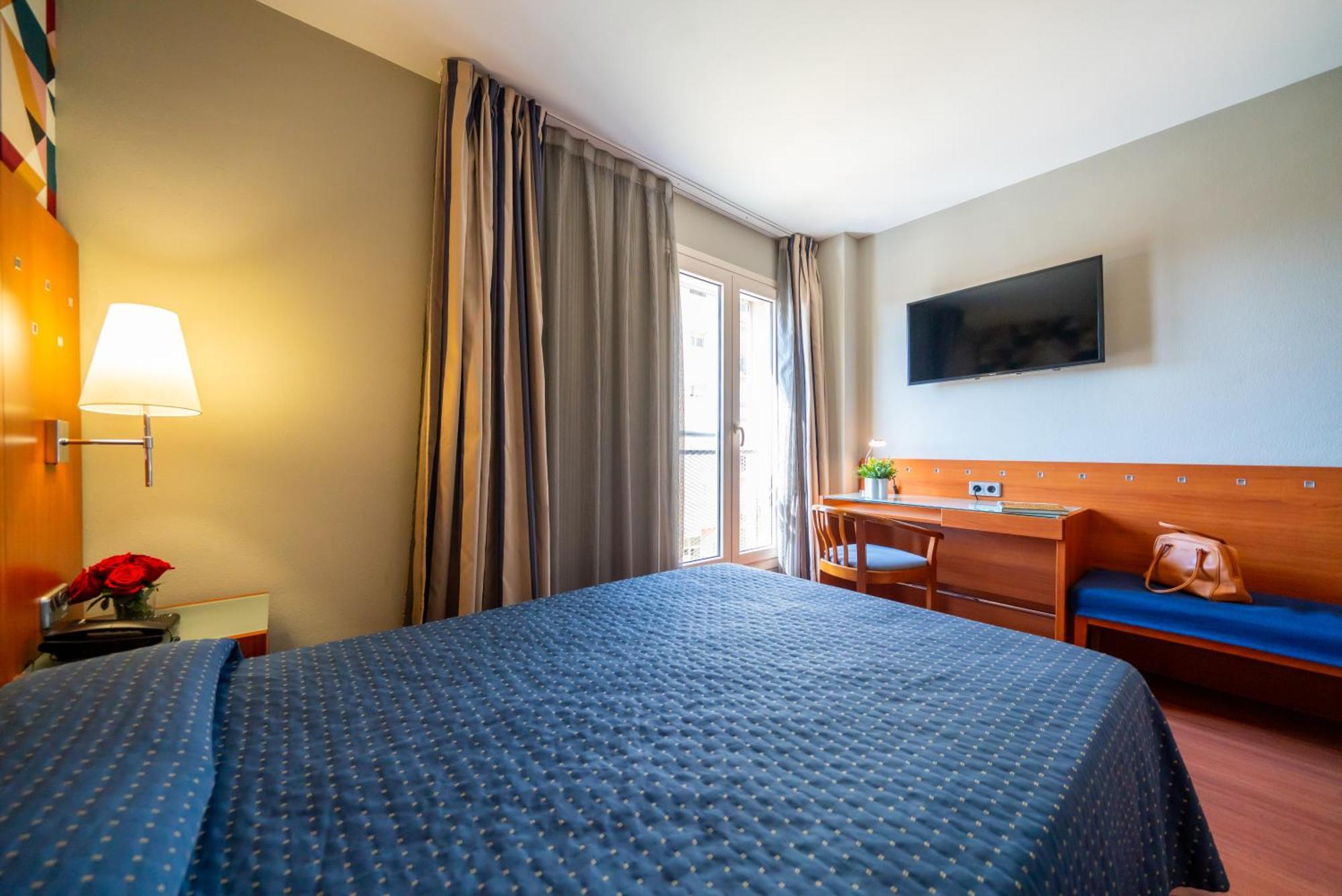 Hotel J. Balmes Вик Екстериор снимка