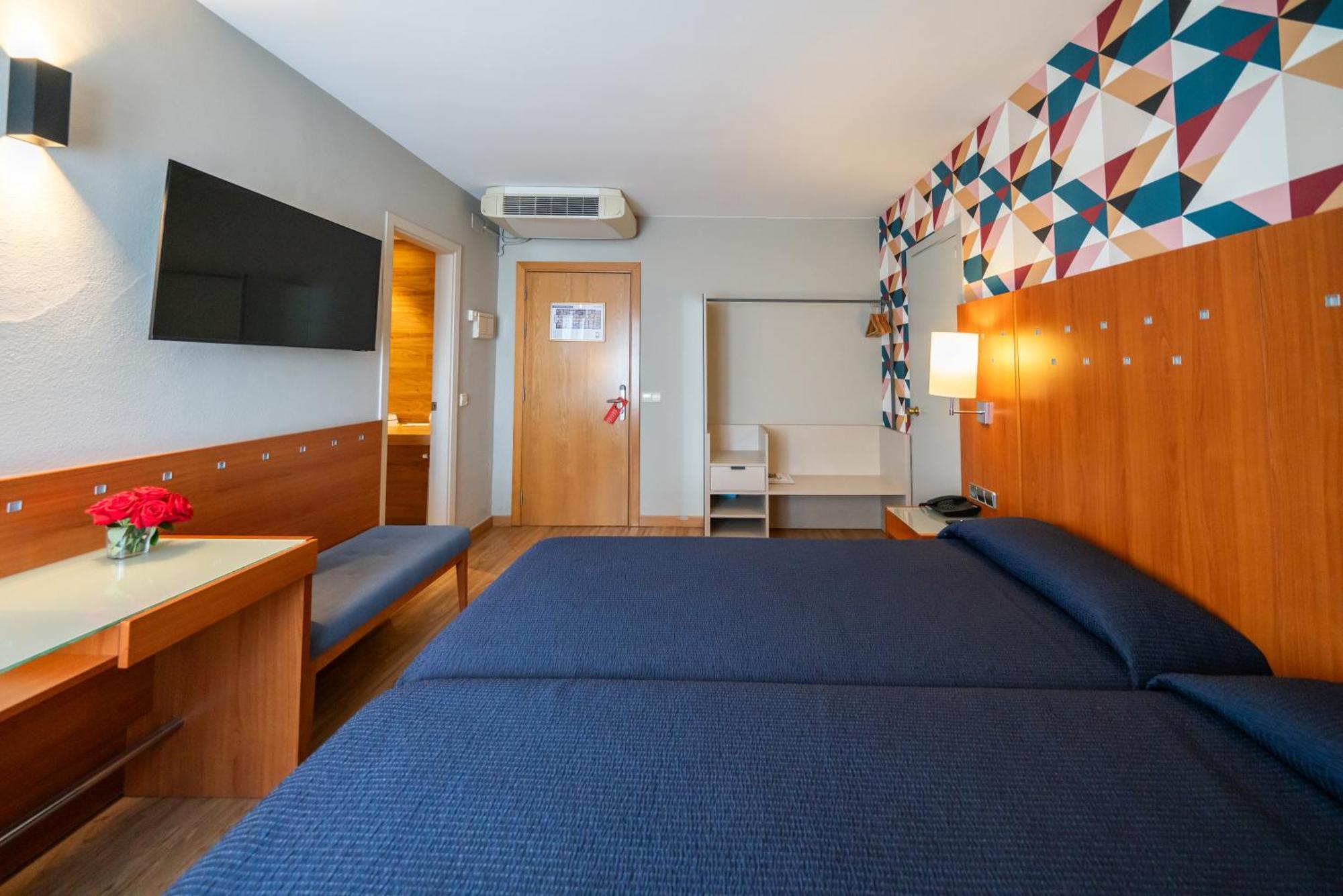 Hotel J. Balmes Вик Екстериор снимка