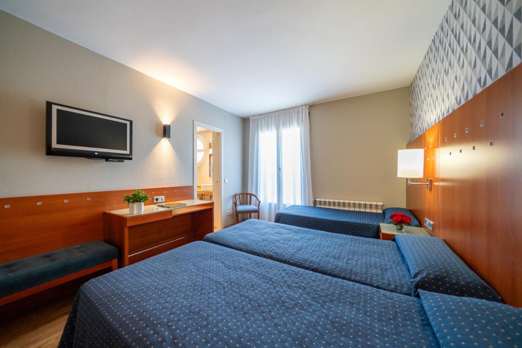 Hotel J. Balmes Вик Екстериор снимка