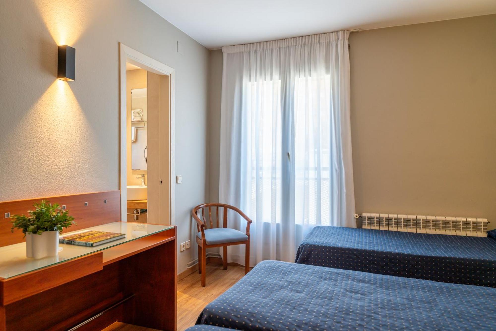 Hotel J. Balmes Вик Екстериор снимка