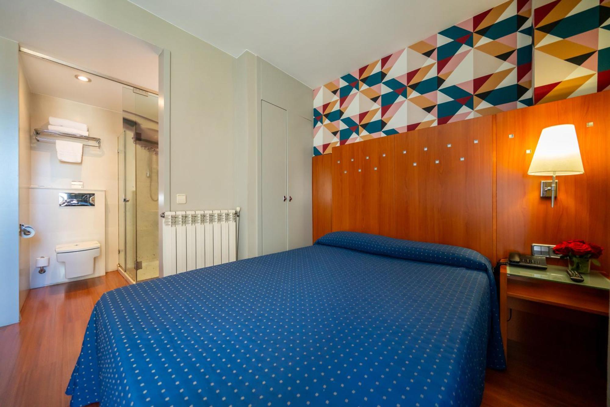 Hotel J. Balmes Вик Екстериор снимка