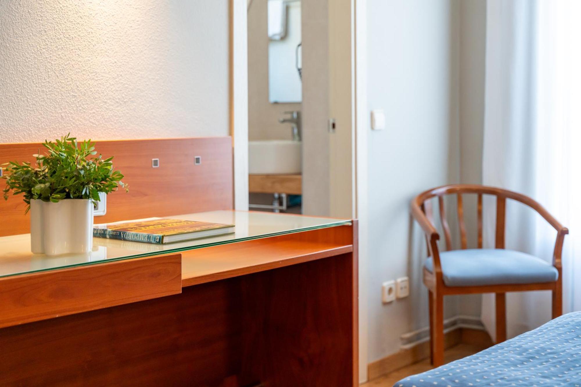 Hotel J. Balmes Вик Екстериор снимка