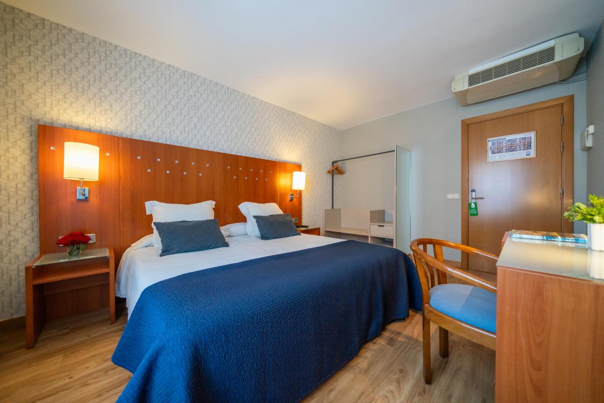 Hotel J. Balmes Вик Екстериор снимка