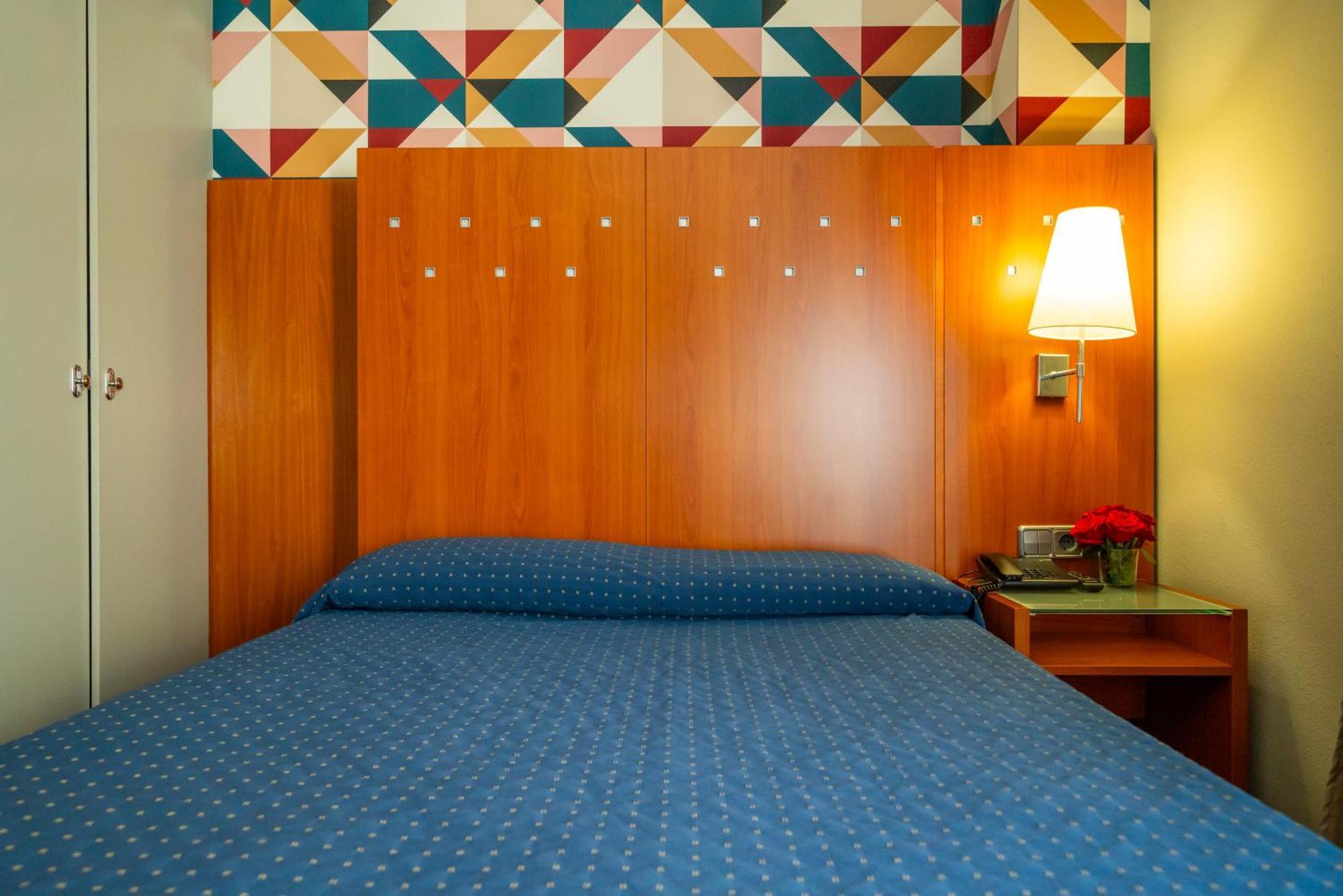 Hotel J. Balmes Вик Екстериор снимка