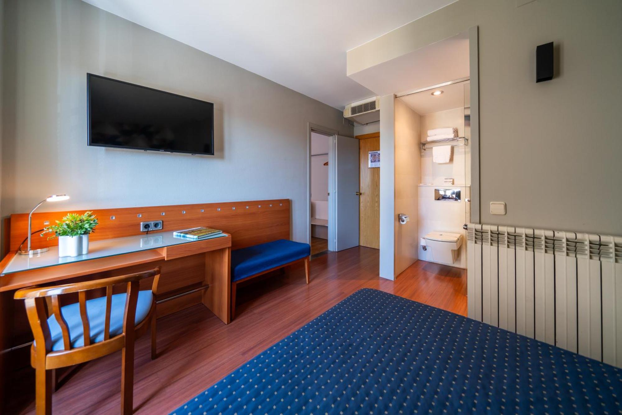 Hotel J. Balmes Вик Екстериор снимка