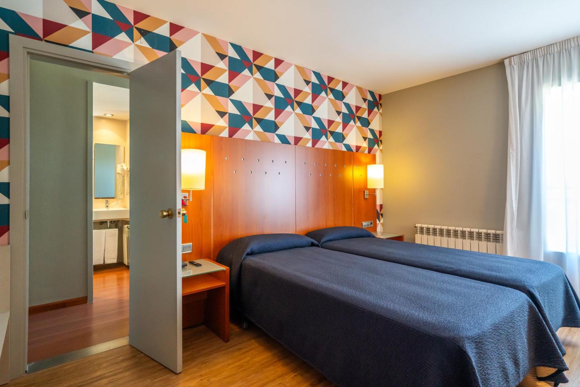 Hotel J. Balmes Вик Екстериор снимка